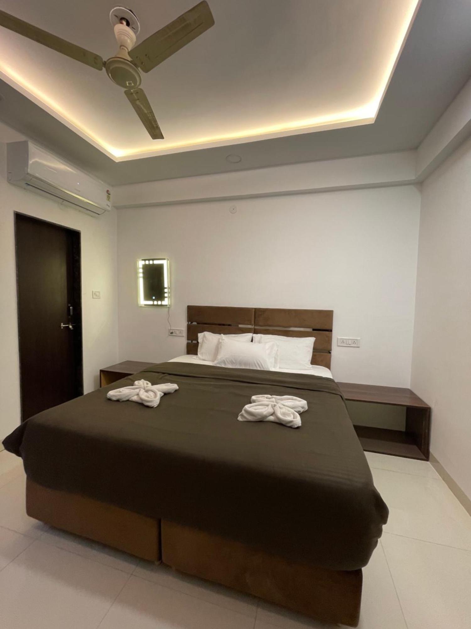 Hotel Kiwi Vijaynagar Scheme 78