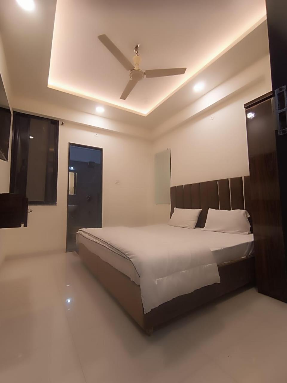 Kiwi Vijaynagar Scheme 78 Hotel